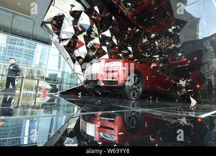 Un Cullinan SUV di Rolls-Royce è sul visualizzatore in corrispondenza di un centro commerciale per lo shopping nella città di Hangzhou, a est della Cina di provincia dello Zhejiang, 19 giugno 2018. Amore o odio il fatto Foto Stock