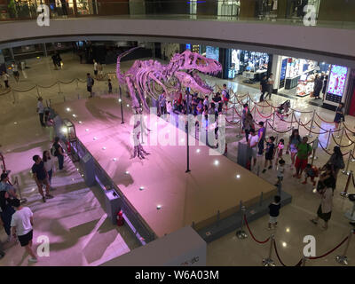 Un vero e proprio scheletro fossile di un Tirannosauro Rex è sul display durante il soddisfare il T-Rex al ifc mall di Hong Kong, Cina, 18 giugno 2018. IFC mal Foto Stock