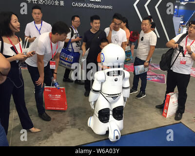 Ai visitatori di interagire con un ai robot durante il XVI (Cina) Wuhan International Auto Aftermarket mostra nella città di Wuhan, Cina centrale della provincia di Hubei, 23 Foto Stock