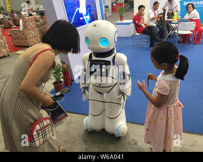 Ai visitatori di interagire con un ai robot durante il XVI (Cina) Wuhan International Auto Aftermarket mostra nella città di Wuhan, Cina centrale della provincia di Hubei, 23 Foto Stock