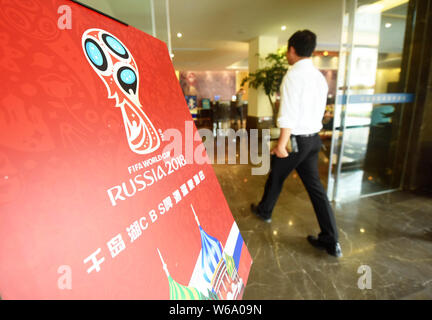 Un cliente entra in un hotel che lancia la World Cup-stanze a tema per preriscaldare il prossimo 2018 FIFA World Cup di mille isole lago di Hangzhou ci Foto Stock