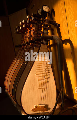 --FILE--Pipa, a quattro corde cinese strumento musicale, realizzata da artigiano cinese Li Zhaolin è visualizzato nel suo studio di Suzhou City, est della Cina di Foto Stock