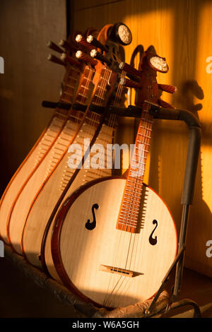 --FILE--Pipa, un quattro-cinese a corde dello strumento musicale e Ruan, un Cinese tradizionale presentate spennate strumento a corda, realizzata da artigiano cinese Li Zhao Foto Stock