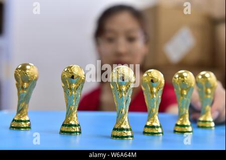 Licenza negozio di souvenir del mondo in miniatura Cup Trofeo per il 2018 FIFA World Cup sono in mostra presso il magazzino di un cinese il commercio elettronico transfrontaliero comp Foto Stock