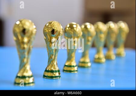 Licenza negozio di souvenir del mondo in miniatura Cup Trofeo per il 2018 FIFA World Cup sono in mostra presso il magazzino di un cinese il commercio elettronico transfrontaliero comp Foto Stock