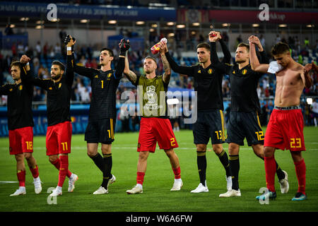 I giocatori del Belgio celebrare dopo aver sconfitto Inghilterra nel loro gruppo G corrispondere durante il 2018 FIFA World Cup di Kaliningrad, Russia, 28 giugno 2018. Esso Foto Stock