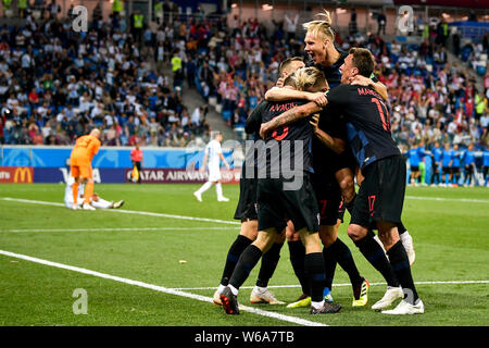 I giocatori della Croazia celebrare dopo la sconfitta di Argentina nel loro gruppo D match durante il 2018 FIFA World Cup a Nizhny Novgorod, Russia, 21 giugno 2018. Foto Stock