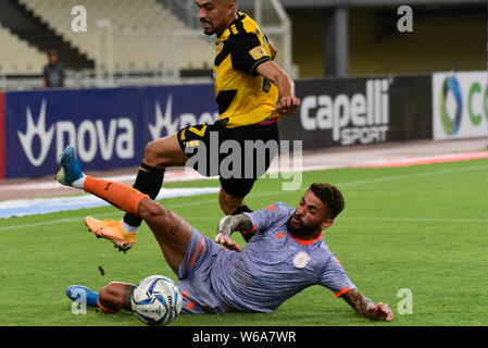 Atene, Grecia. 31 Luglio, 2019. Caicara Junior (n. 80) del Basaksehir, interrompe lo sforzo di Klonaridis victor (n. 17) del AEK. Credito: Dimitrios Karvountzis/Pacific Press/Alamy Live News Foto Stock