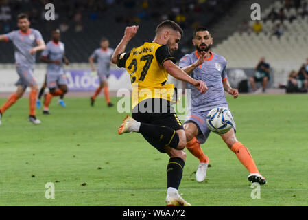 Atene, Grecia. 31 Luglio, 2019. Paulinho Mota (n. 27) del AEK tenta di passare la palla sotto la pressione dei giocatori di Basaksehir. Credito: Dimitrios Karvountzis/Pacific Press/Alamy Live News Foto Stock