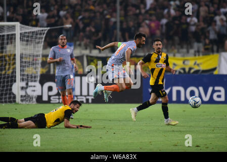 Atene, Grecia. 31 Luglio, 2019. Gioco duro durante il match tra AEK e Basaksehir. Credito: Dimitrios Karvountzis/Pacific Press/Alamy Live News Foto Stock