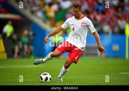 Thiago Cionek di Polonia dribbling contro il Senegal durante il loro gruppo H corrispondere durante la Coppa del Mondo FIFA 2018 a Mosca, in Russia, 19 giugno 2018. Foto Stock