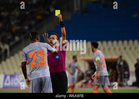 Atene, Grecia. 31 Luglio, 2019. Arbitro è il cartellino giallo Chedjou Aurelien di Basaksehir. Credito: Dimitrios Karvountzis/Pacific Press/Alamy Live News Foto Stock