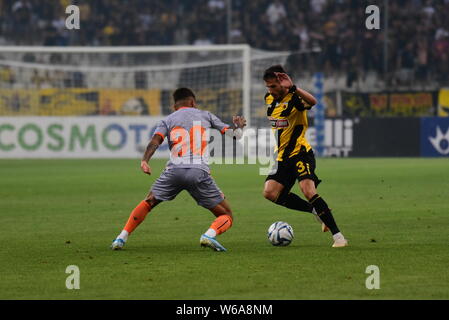 Atene, Grecia. 31 Luglio, 2019. Lopes Helder (n. 3) di AEK cerca di evitare di Caicara Junior (n. 80) del Basaksehir. Credito: Dimitrios Karvountzis/Pacific Press/Alamy Live News Foto Stock