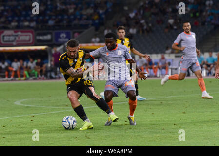 Atene, Grecia. 31 Luglio, 2019. Livaja Marko (n. 10) del AEK e Azubuike Okechukwu (n. 44) del Basaksehir, il sistema VIES per la palla. Credito: Dimitrios Karvountzis/Pacific Press/Alamy Live News Foto Stock