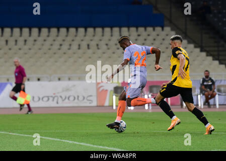 Atene, Grecia. 31 Luglio, 2019. Aurelien Chedjou di Basaksehir interrompe un attacco di AEK, durante la partita. Credito: Dimitrios Karvountzis/Pacific Press/Alamy Live News Foto Stock