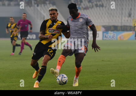 Atene, Grecia. 31 Luglio, 2019. Klonaridis Victor (N17) dell'AEK e Ponck (n. 26) del Basaksehir, il sistema VIES per la palla. Credito: Dimitrios Karvountzis/Pacific Press/Alamy Live News Foto Stock