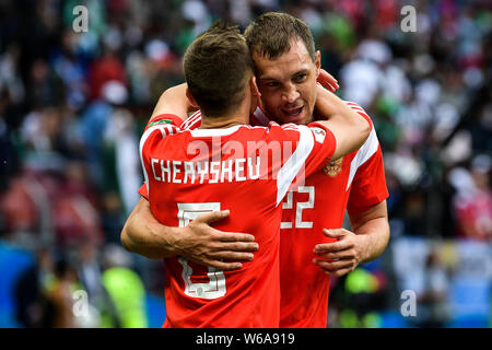 Denis Cheryshev della Russia celebra con il suo compagno di squadra Artem Dzyuba dopo un goal contro l'Arabia Saudita nel loro gruppo a corrispondere durante il 2018 F Foto Stock