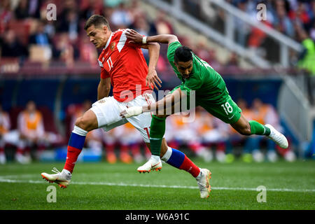 Zobnin romano della Russia, sinistra, sfide Salem Al-Dawsari di Arabia Saudita nel loro gruppo a corrispondere durante il 2018 FIFA World Cup a Mosca, Russia, 14 Foto Stock