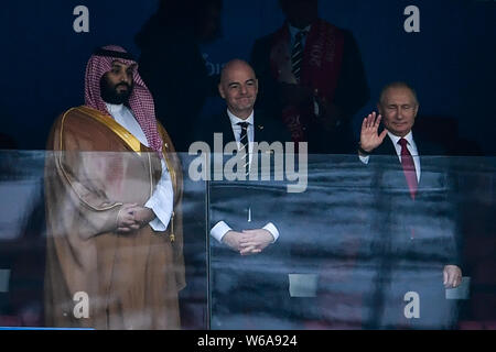 (Da sinistra) Principe ereditario dell'Arabia Saudita, presidente della FIFA Gianni Infantino e il Presidente russo Vladimir Putin guarda il gruppo una corrispondenza tra la Russia Foto Stock