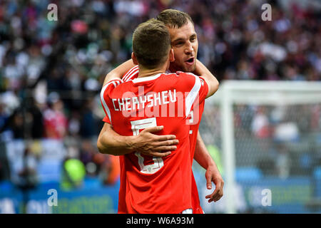 Denis Cheryshev della Russia celebra con il suo compagno di squadra Artem Dzyuba dopo un goal contro l'Arabia Saudita nel loro gruppo a corrispondere durante il 2018 F Foto Stock