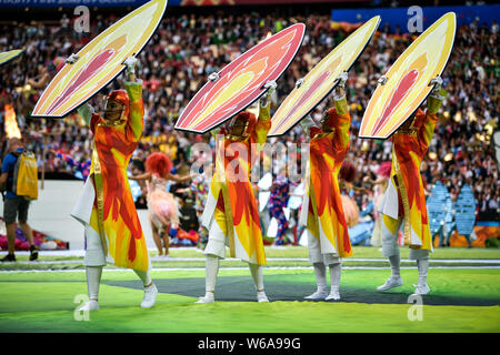 Gli animatori di eseguire durante la cerimonia di apertura della Coppa del Mondo FIFA 2018 Russia a Mosca, Russia, 14 giugno 2018. Foto Stock