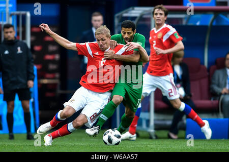 Yury Gazinsky della Russia, sinistra, sfide Abdulmalek Al-Khaibri di Arabia Saudita nel loro gruppo a corrispondere durante il 2018 FIFA World Cup di Mosca, Russi Foto Stock