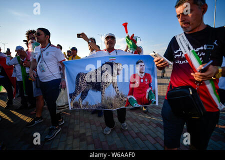 Ventole iraniano si raccolgono al di fuori della Mordovia Stadio Arena prima del gruppo B match tra Portogallo e Iran durante la Coppa del Mondo FIFA 2018 in Saransk, R Foto Stock