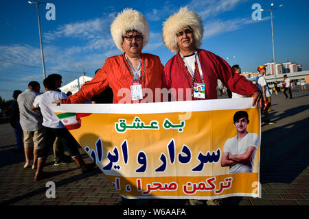 Ventole iraniano si raccolgono al di fuori della Mordovia Stadio Arena prima del gruppo B match tra Portogallo e Iran durante la Coppa del Mondo FIFA 2018 in Saransk, R Foto Stock