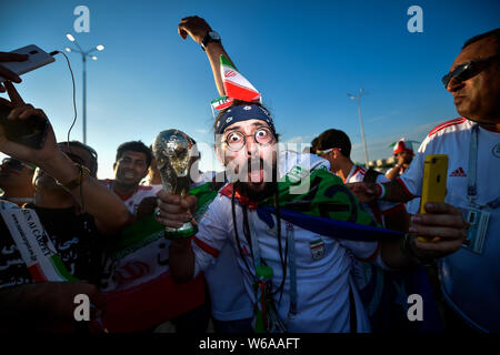 Ventole iraniano si raccolgono al di fuori della Mordovia Stadio Arena prima del gruppo B match tra Portogallo e Iran durante la Coppa del Mondo FIFA 2018 in Saransk, R Foto Stock