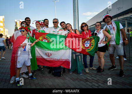 Ventole iraniano si raccolgono al di fuori della Mordovia Stadio Arena prima del gruppo B match tra Portogallo e Iran durante la Coppa del Mondo FIFA 2018 in Saransk, R Foto Stock