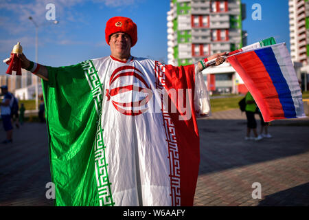 Ventole iraniano si raccolgono al di fuori della Mordovia Stadio Arena prima del gruppo B match tra Portogallo e Iran durante la Coppa del Mondo FIFA 2018 in Saransk, R Foto Stock