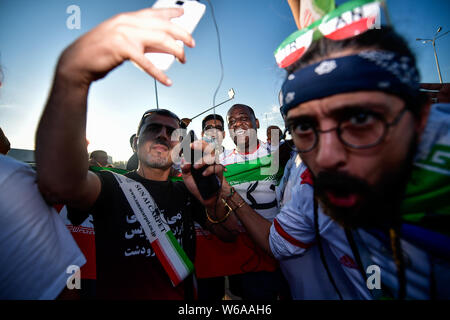 Ventole iraniano si raccolgono al di fuori della Mordovia Stadio Arena prima del gruppo B match tra Portogallo e Iran durante la Coppa del Mondo FIFA 2018 in Saransk, R Foto Stock