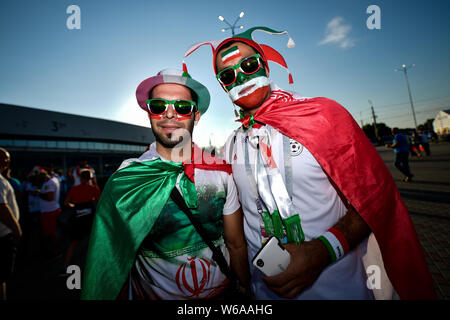 Ventole iraniano si raccolgono al di fuori della Mordovia Stadio Arena prima del gruppo B match tra Portogallo e Iran durante la Coppa del Mondo FIFA 2018 in Saransk, R Foto Stock