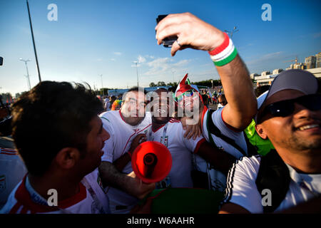 Ventole iraniano si raccolgono al di fuori della Mordovia Stadio Arena prima del gruppo B match tra Portogallo e Iran durante la Coppa del Mondo FIFA 2018 in Saransk, R Foto Stock