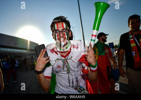 Ventole iraniano si raccolgono al di fuori della Mordovia Stadio Arena prima del gruppo B match tra Portogallo e Iran durante la Coppa del Mondo FIFA 2018 in Saransk, R Foto Stock