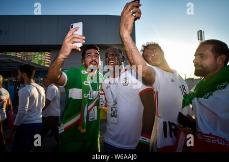 Ventole iraniano si raccolgono al di fuori della Mordovia Stadio Arena prima del gruppo B match tra Portogallo e Iran durante la Coppa del Mondo FIFA 2018 in Saransk, R Foto Stock