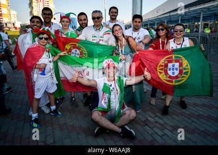 Ventole iraniano si raccolgono al di fuori della Mordovia Stadio Arena prima del gruppo B match tra Portogallo e Iran durante la Coppa del Mondo FIFA 2018 in Saransk, R Foto Stock