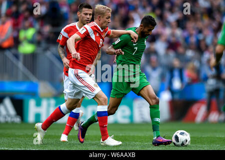 Yury Gazinsky della Russia, sinistra, sfide Salman Al-Faraj di Arabia Saudita nel loro gruppo a corrispondere durante il 2018 FIFA World Cup a Mosca, Russia, 14 Foto Stock