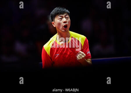 Ma a lungo della Cina pone a celebrare dopo aver sconfitto la ventola Zhendong della Cina nella loro uomini singoli match finale durante il Seamaster 2018 ITTF World Tour Foto Stock