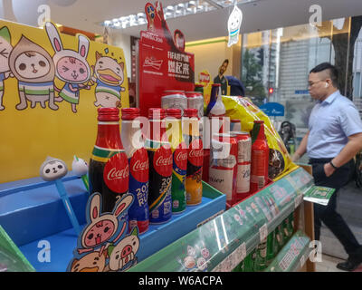 Vista di bottiglie di Coca-cola edizione limitata per il 2018 FIFA World Cup in vendita presso una famiglia Mart Convenience Store in Cina a Shanghai, 5 giugno 2018. Foto Stock