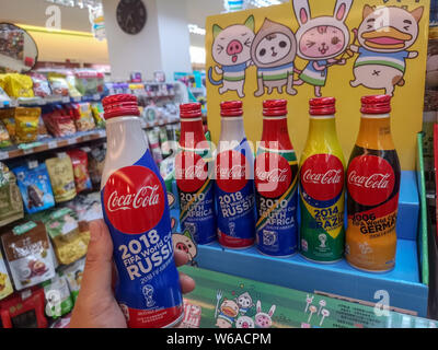 Vista di bottiglie di Coca-cola edizione limitata per il 2018 FIFA World Cup in vendita presso una famiglia Mart Convenience Store in Cina a Shanghai, 5 giugno 2018. Foto Stock