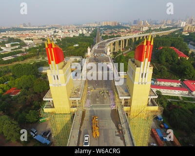 Vista aerea del 70-metro-alta caposaldo della Nanjing il Ponte sul Fiume Yangtze di Nanjing in città, Oriente cinese della provincia di Jiangsu, 24 giugno 2018. Nanjin Foto Stock