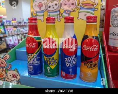 Vista di bottiglie di Coca-cola edizione limitata per il 2018 FIFA World Cup in vendita presso una famiglia Mart Convenience Store in Cina a Shanghai, 5 giugno 2018. Foto Stock