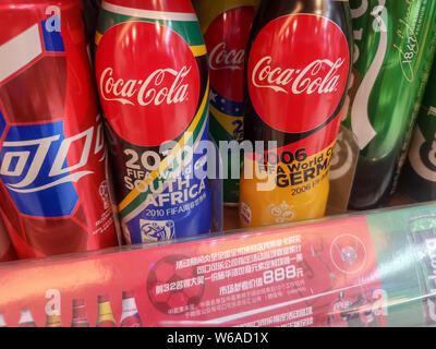 Vista di bottiglie di Coca-cola edizione limitata per il 2018 FIFA World Cup in vendita presso una famiglia Mart Convenience Store in Cina a Shanghai, 5 giugno 2018. Foto Stock