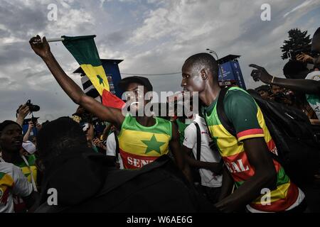 Ventole senegalesi gridare per celebrare dopo il Senegal ha sconfitto la Polonia nel gruppo H corrispondere durante il 2018 FIFA World Cup a Mosca, Russia, 19 giugno 2018. Foto Stock