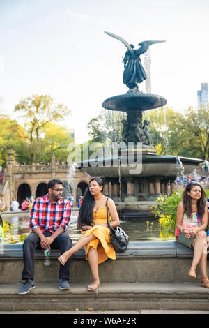 NEW YORK CITY - Luglio 27, 2019: vista della storica fontana di Bethesda in New York City con persone in visita per un giorno di estate. Foto Stock