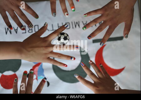 Donne tifose di calcio mostrano il loro Nail art design ispirato dalla 2018 FIFA World Cup in Liaocheng city, est della Cina di provincia di Shandong, 11 giugno 2018. Foto Stock