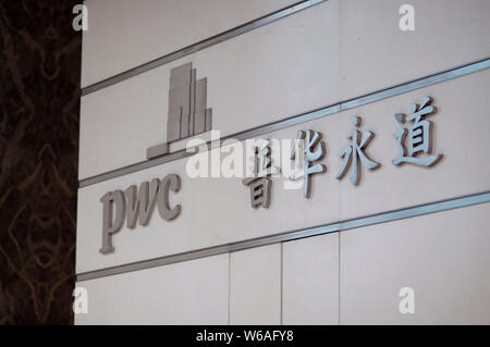 --FILE -- vista la sede di PricewaterhouseCoopers (PWC) nella città di Guangzhou, Cina del sud della provincia di Guangdong, 3 maggio 2015. Nonostante la uncert Foto Stock