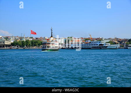 Kadikoy al porto dei traghetti, Istanbul, Turchia - 20 Luglio 2019: il più affollato il traffico passeggeri in Istanbul, Kadikoy Pier vista dal mare. Foto Stock