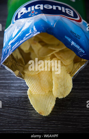 Pacchetto di sale e aceto chips fatte da Bluebird. Il verde e il blu il pacchetto con il pinguino sulla parte anteriore. Marca leader di ripple tagliare trucioli o patatine NZ Foto Stock